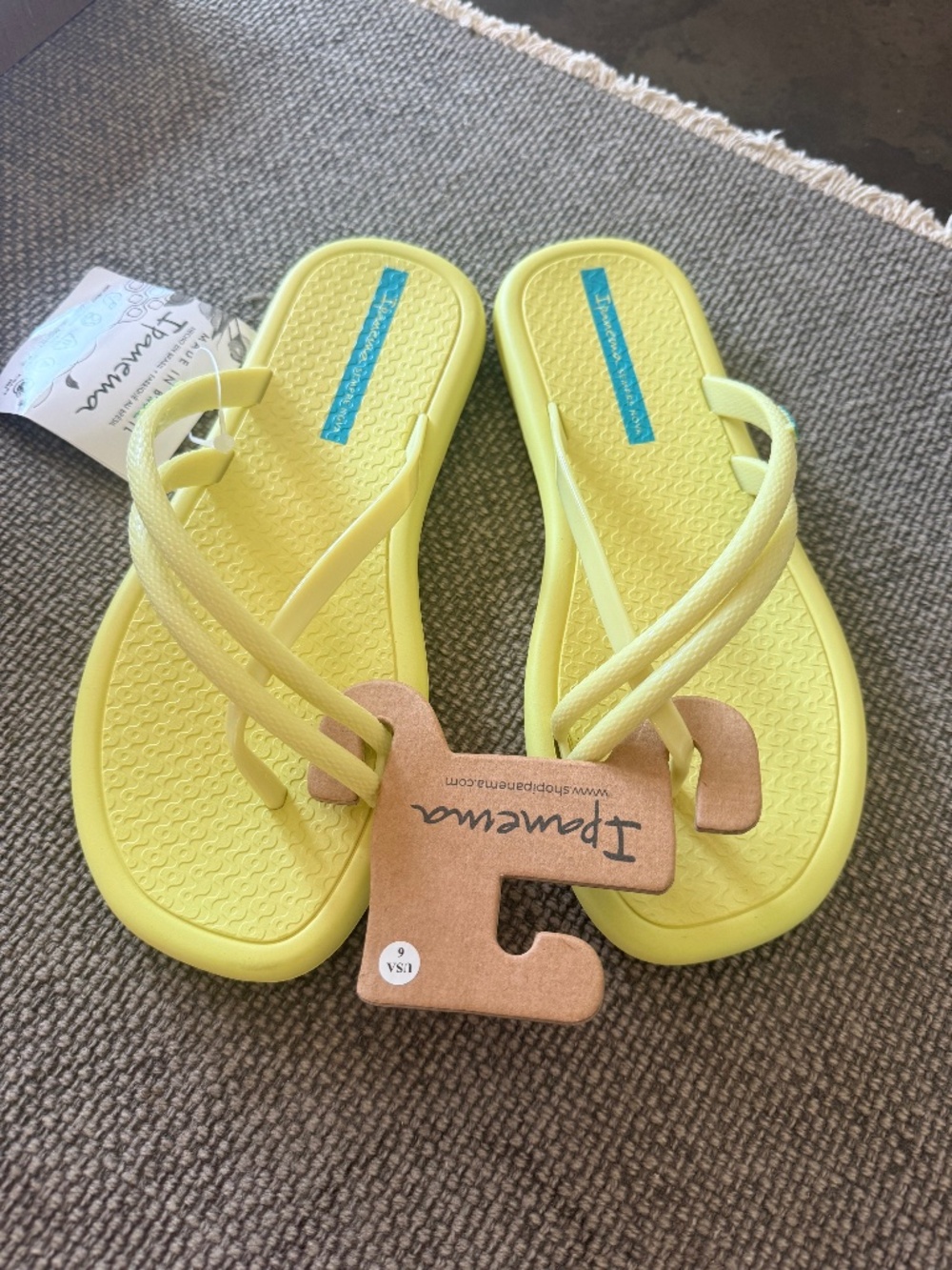 NWT Ipanema x Shakira Women's Meu Sol Rasteira AD Thong Sandals - size 6